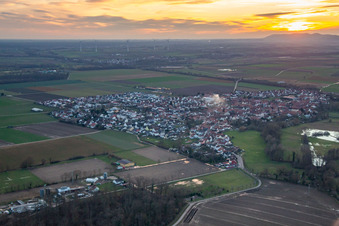Luftaufnahme von Bei Sonnenuntergang in Steinweiler im Bundesland Rheinland-Pfalz, Deutschland