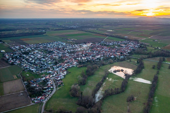 Schrägluftbild von Bei Sonnenuntergang in Steinweiler im Bundesland Rheinland-Pfalz, Deutschland
