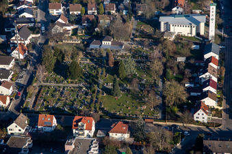 Friedhof und St. Pius Kirche von Westen in Kandel im Bundesland Rheinland-Pfalz, Deutschland