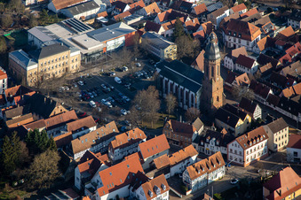 Marktplatz mit St. Georg Kirche und Grundschule und Stadthalle in Kandel im Bundesland Rheinland-Pfalz, Deutschland