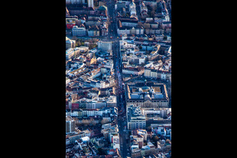Kehraus beim Faschingsumzug an der Postgalerie im Ortsteil Innenstadt-West in Karlsruhe im Bundesland Baden-Württemberg, Deutschland