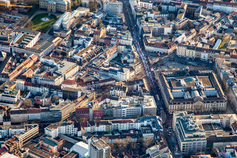 Kehraus beim Faschingsumzug in der Karlstraße im Ortsteil Innenstadt-West in Karlsruhe im Bundesland Baden-Württemberg, Deutschland