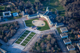 Schlossplatz am Badischen Landesmuseum im Schloss im Ortsteil Innenstadt-West in Karlsruhe im Bundesland Baden-Württemberg, Deutschland