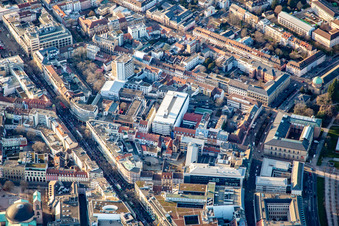 Kehraus beim Faschingsumzug in der Kaiserstr im Ortsteil Innenstadt-West in Karlsruhe im Bundesland Baden-Württemberg, Deutschland