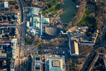 Festplatz mit Schwarzwaldhalle, Vierortbad, Gartenhalle und Nancyhalle am Stadtgartensee im Ortsteil Südweststadt in Karlsruhe im Bundesland Baden-Württemberg, Deutschland