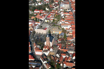 Luftbild von St. Georgskirche am Marktplatz von Westen in Kandel im Bundesland Rheinland-Pfalz, Deutschland