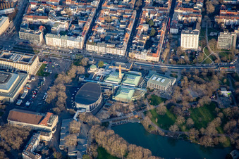 Ettlinger Straße und Festplatz mit Schwarzwaldhalle, Vierortbad, Gartenhalle und Nancyhalle am Stadtgartensee im Ortsteil Südweststadt in Karlsruhe im Bundesland Baden-Württemberg, Deutschland