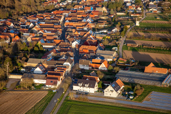 Hauptstraße von Westen in Winden im Bundesland Rheinland-Pfalz, Deutschland