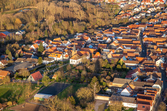 Friedhof und prot. Kirche in Winden im Bundesland Rheinland-Pfalz, Deutschland