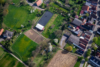 Reitanlage am Friedhof in Winden im Bundesland Rheinland-Pfalz, Deutschland vom Flugzeug aus