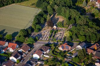 Friedhof in Kuhardt im Bundesland Rheinland-Pfalz, Deutschland