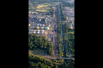 Güterbahnlinie in der MIRO im Ortsteil Knielingen in Karlsruhe im Bundesland Baden-Württemberg, Deutschland