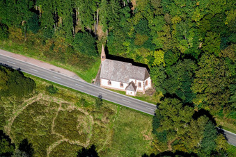 Kirchengebäude der Kapelle an der Landstraße im Wieslautertal in Niederschlettenbach im Bundesland Rheinland-Pfalz, Deutschland