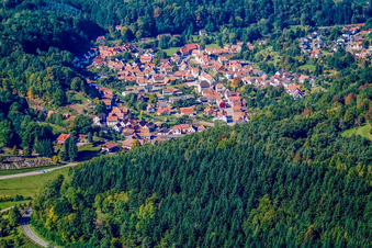 Dorf im Tal der Wieslauter in Nothweiler im Bundesland Rheinland-Pfalz, Deutschland