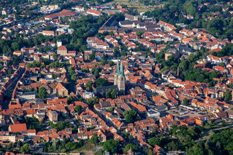 Luftbild von Marktkirche St. Benediktii in Quedlinburg im Bundesland Sachsen-Anhalt, Deutschland
