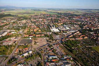 Quedlinburger Landstraße kreuzt die Bahnlinie in Halberstadt im Bundesland Sachsen-Anhalt, Deutschland