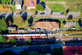 Gleisverlauf und Bahnhofsgebäude der Deutschen Bahn in Bundenthal im Bundesland Rheinland-Pfalz, Deutschland