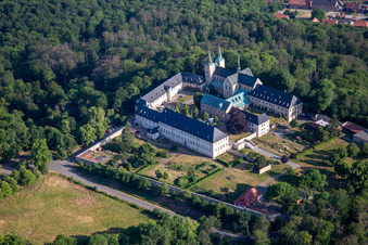 Schrägluftbild von Kloster Huysburg im Ortsteil Röderhof im Bundesland Sachsen-Anhalt, Deutschland