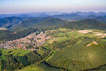 Ortsansicht von Südwesten in Busenberg im Bundesland Rheinland-Pfalz, Deutschland