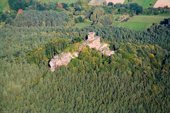 Ruine und Mauerreste der Burg Drachenfels in Busenberg im Bundesland Rheinland-Pfalz, Deutschland
