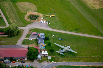 Historische Flugzeuge am Flugplatz Ballenstedt im Ortsteil Asmusstedt im Bundesland Sachsen-Anhalt, Deutschland