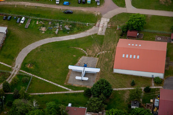 Luftbild von Historische Flugzeuge am Flugplatz Ballenstedt im Ortsteil Asmusstedt im Bundesland Sachsen-Anhalt, Deutschland