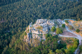 Schrägluftbild von Burg und Festung Regenstein in Blankenburg im Bundesland Sachsen-Anhalt, Deutschland
