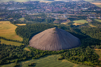 Schrägluftbild von Halde "Hohe Linde" in Sangerhausen im Bundesland Sachsen-Anhalt, Deutschland