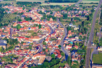 Hauptstraße PostStr Bahnlinie in Wallhausen im Bundesland Sachsen-Anhalt, Deutschland