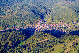 Dorf im Tal des Kaiserbach in Waldrohrbach im Bundesland Rheinland-Pfalz, Deutschland