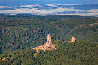 Luftbild von Kyffhäuser-Denkmal im Ortsteil Steinthaleben in Kyffhäuserland im Bundesland Thüringen, Deutschland