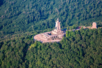 Luftaufnahme von Kyffhäuser-Denkmal im Ortsteil Steinthaleben in Kyffhäuserland im Bundesland Thüringen, Deutschland