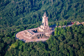 Schrägluftbild von Kyffhäuser-Denkmal im Ortsteil Steinthaleben in Kyffhäuserland im Bundesland Thüringen, Deutschland