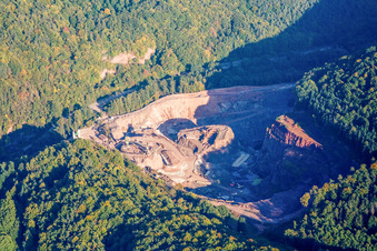 Schrägluftbild von Steinbruch von Pfalzgranit in Waldhambach im Bundesland Rheinland-Pfalz, Deutschland