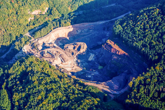 Steinbruch von Pfalzgranit in Waldhambach im Bundesland Rheinland-Pfalz, Deutschland von oben