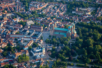 Domplatz am Morgen in Speyer im Bundesland Rheinland-Pfalz, Deutschland
