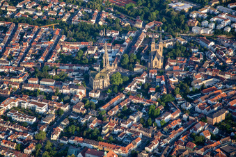 Schrägluftbild von Gedächtniskirche der Protestation und St. Joseph in Speyer im Bundesland Rheinland-Pfalz, Deutschland
