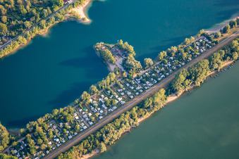 Campingparzelllen an der Rheinauenstraße zwischen Waldsee und Otterstädter Altrhein im Bundesland Rheinland-Pfalz, Deutschland