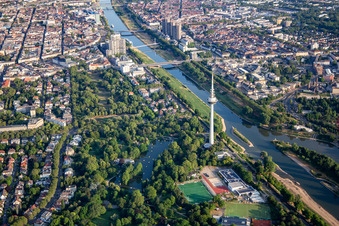 Fernmeldeturm und Kutzerweiher im Luisenpark am Neckarufer im Ortsteil Oststadt in Mannheim im Bundesland Baden-Württemberg, Deutschland