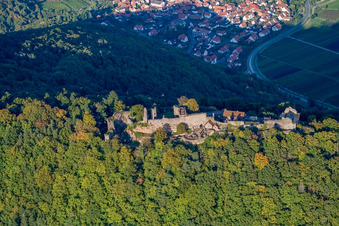 Luftaufnahme von Burgruine Madenburg von Westen in Eschbach im Bundesland Rheinland-Pfalz, Deutschland