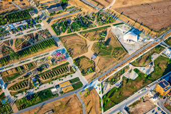 Symphonic Garden, Der Spiegelgarten, Grabgestaltung und Denkmal Besondere Steinmetz- und Bildhauerarbeiten aus Naturstein, Blütenband Umwelt,Hektar für Nektar, SDG 15: Leben an Land, Pavillon der Metropolregion Rhein-Neckar, Bionischer Holzpavillon, SDG 13: Maßnahmen zum Klimaschutz im Spinelli-Park der Bundesgartenschau Mannheim BUGA 2023 im Ortsteil Käfertal im Bundesland Baden-Württemberg, Deutschland