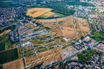 Überblick von Nord auf Spinelli-Park der Bundesgartenschau Mannheim BUGA 2023 im Ortsteil Käfertal im Bundesland Baden-Württemberg, Deutschland