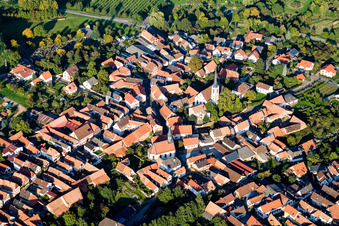 Kirche mit Laurentiusgarten in Göcklingen im Bundesland Rheinland-Pfalz, Deutschland