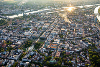 Quadratestadt zwischen Wasserturm, Rhein und Neckar aus Osten im Ortsteil Innenstadt in Mannheim im Bundesland Baden-Württemberg, Deutschland