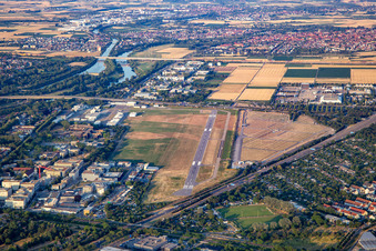 City Airport Mannheim von Südosten im Ortsteil Neuostheim im Bundesland Baden-Württemberg, Deutschland