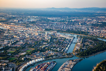 Luitpoldhafen von Süden im Ortsteil Süd in Ludwigshafen am Rhein im Bundesland Rheinland-Pfalz, Deutschland