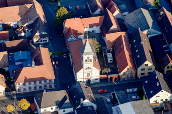 Kirchengebäude im Dorfkern im Ortsteil Ingenheim in Billigheim-Ingenheim im Bundesland Rheinland-Pfalz, Deutschland