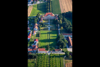 Luftbild von Schloss Dornau Dvorec Dornav in Dornava, Slowenien
