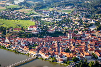 Altstadt von Süden hinter den Brücken über die Drau/Dravo in Ptuj, Slowenien