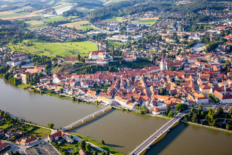 Luftbild von Altstadt von Süden hinter den Brücken über die Drau/Dravo in Ptuj, Slowenien